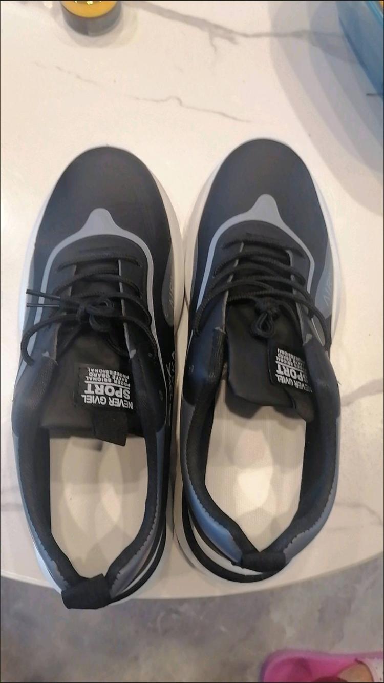 老人春秋防滑耐磨休闲运动鞋。