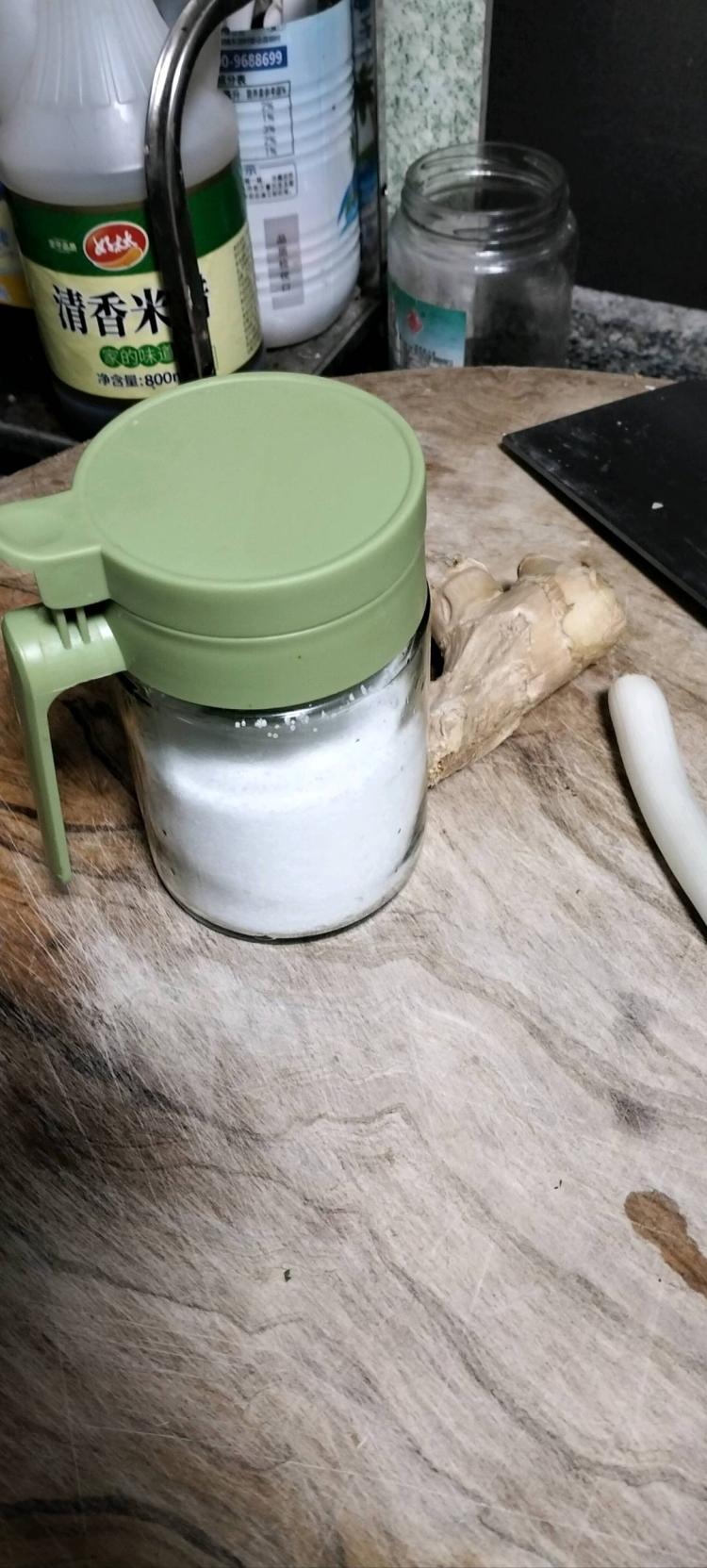 盛盐神器，盛调料纯玻璃瓶子，结实耐用，无公害，方便好用，带小勺子，厂家直销。